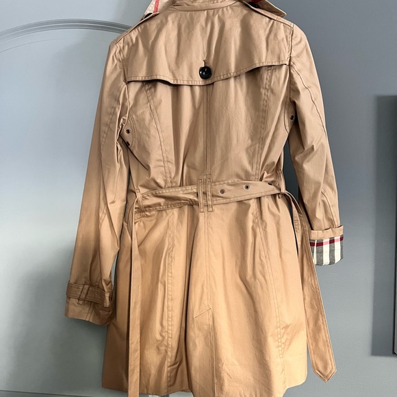 Burberry Classic Beige Trench Coat for Women - Picture 2 of 4